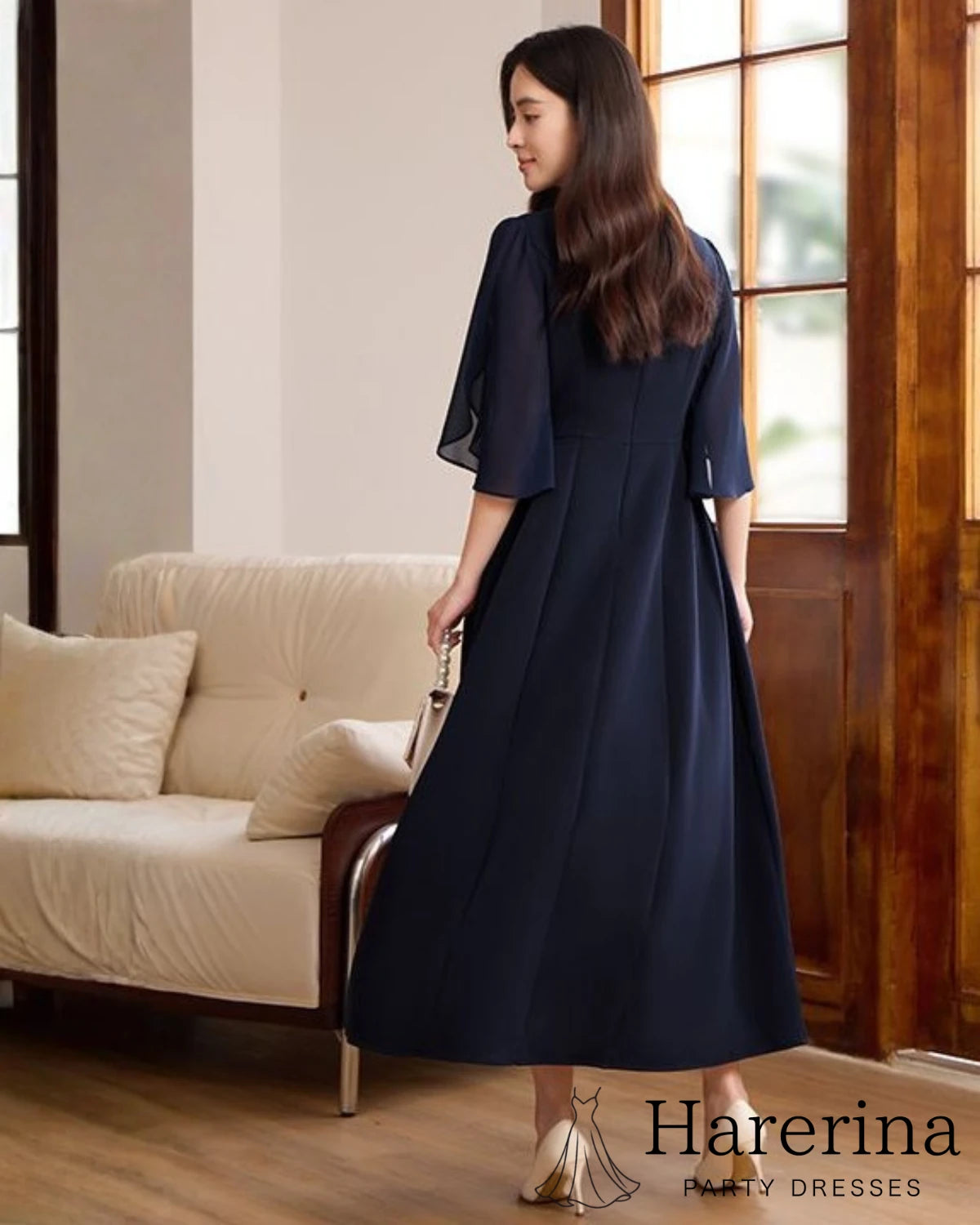 背面から見た落ち感シルエットが美しいケープスリーブロングドレス
