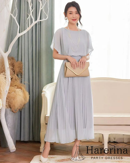 フレアシルエットが美しいシフォンプリーツワンピース（グレー）、クラッチバッグを持った正面全身コーディネート画像
