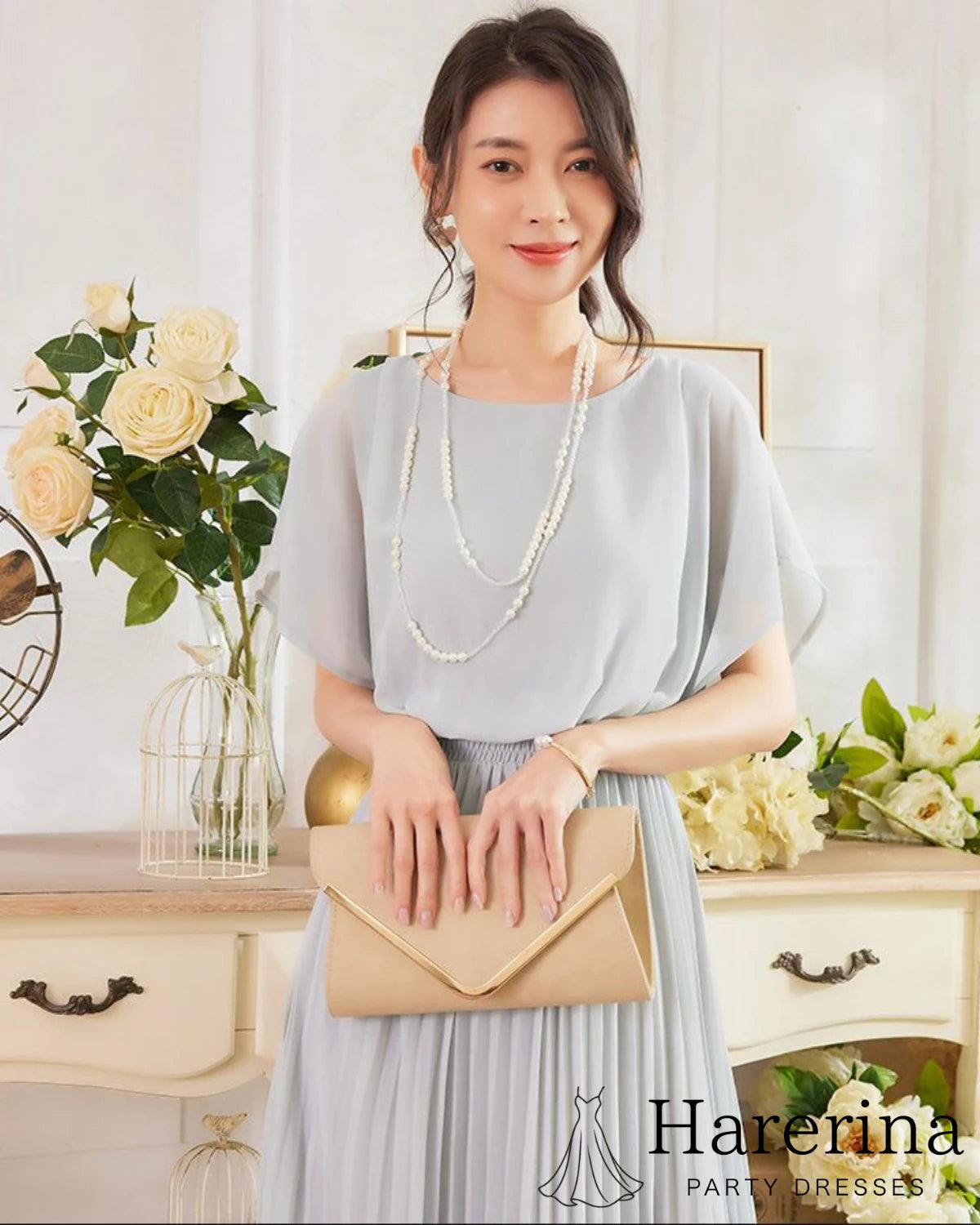 フレアシルエットが美しいシフォンプリーツワンピース（グレー）の上半身ディテールが分かるアップ画像
