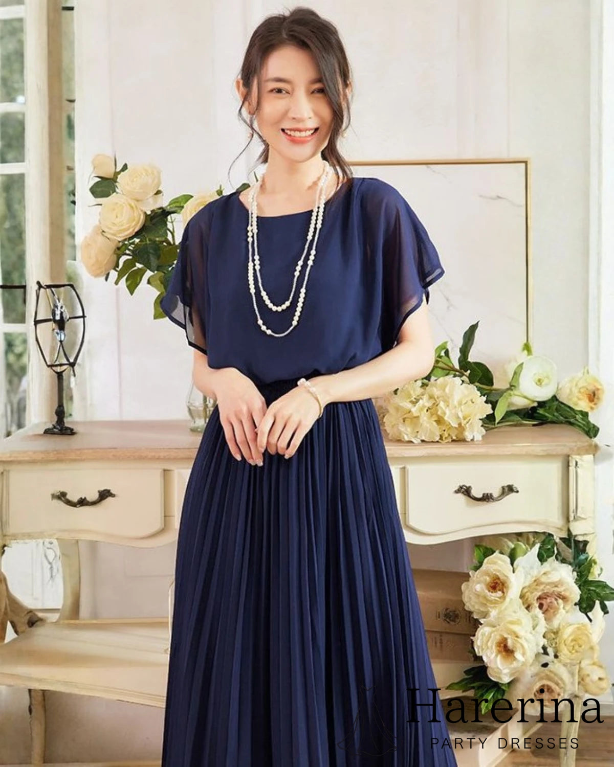 フレアシルエットが美しいシフォンプリーツワンピース（ネイビー）の正面からの上半身〜ウエスト周りが分かる画像

