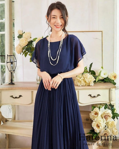 フレアシルエットが美しいシフォンプリーツワンピース（ネイビー）の正面からの上半身〜ウエスト周りが分かる画像
