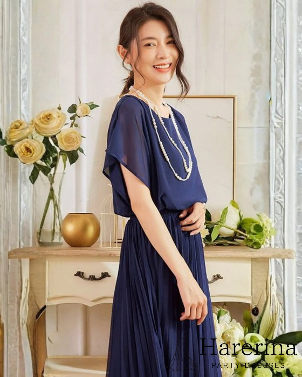 フレアシルエットが美しいシフォンプリーツワンピース（ネイビー）の横向き気味の半身シルエットが分かる画像
