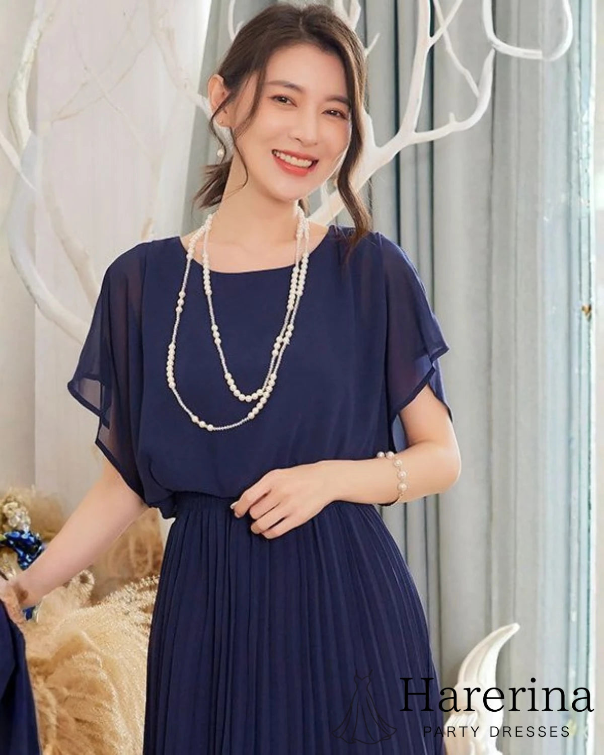 フレアシルエットが美しいシフォンプリーツワンピース（ネイビー）の上半身ディテールが分かるアップ画像
