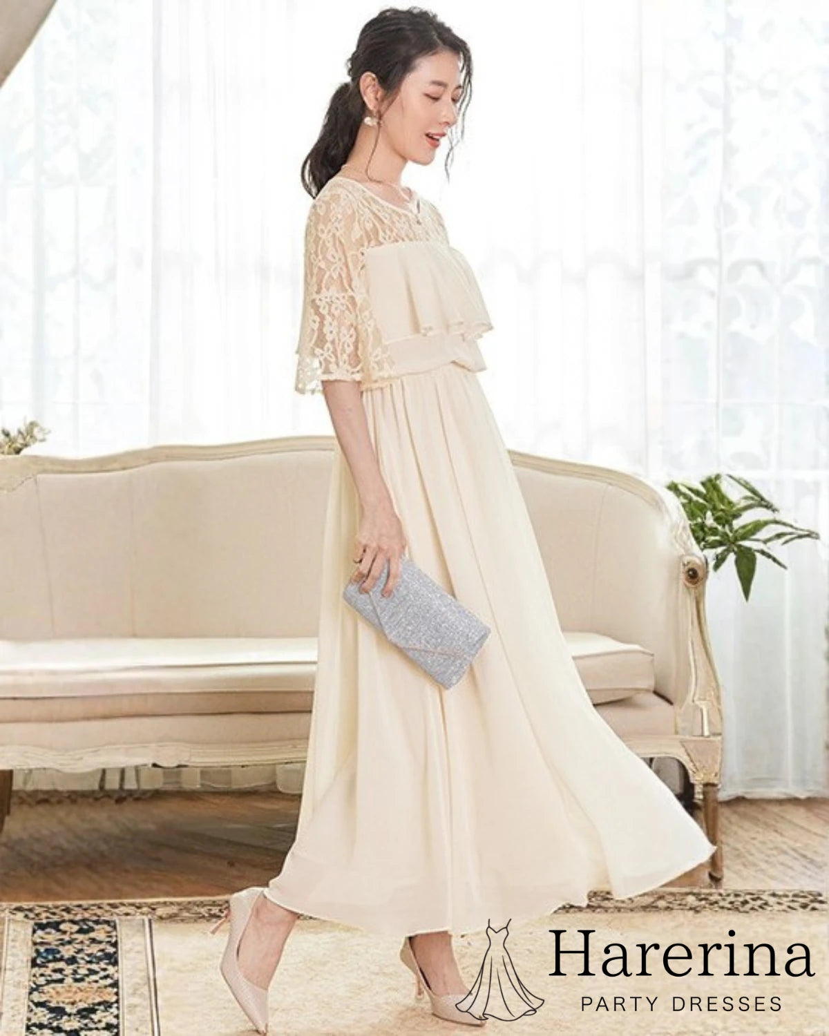アプリコットカラーのレーストップ×シフォンロングワンピースを着た女性が、横向きで歩くようにポーズを取るシーンの画像
