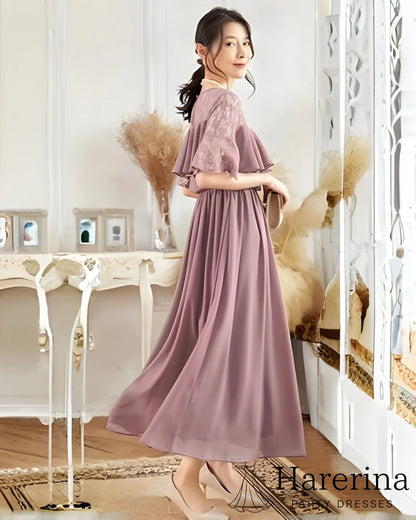 グレーパープルのレーストップ×シフォンロングワンピースを着た女性が、横向きで歩くようにポーズをとるシーンの画像
