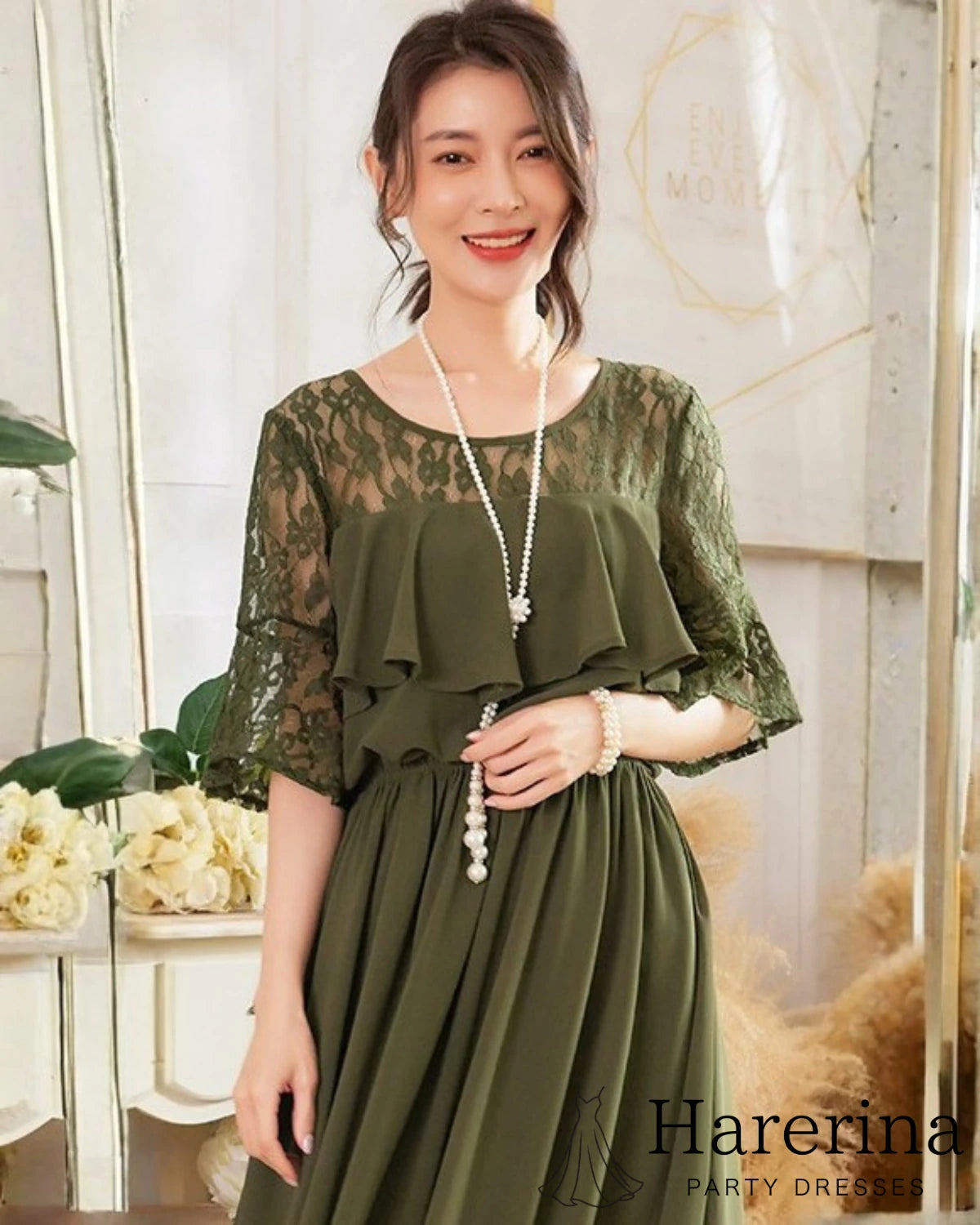 オリーブグリーンのフェミニンレーストップ×エアリーシフォンロングワンピースを着た女性の上半身を写した、柔らかい笑顔のショット画像

