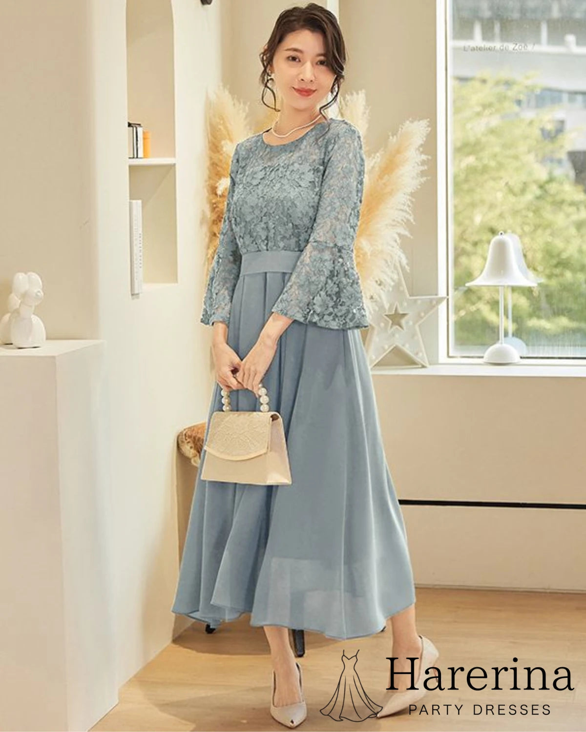小物を合わせたフレア袖レース×シフォンのグレーブルーロングフォーマルドレス

