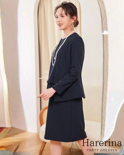 ネイビーのペプラムトップス付き3点セットスーツを着た女性の横向き全身フォーマルコーデ画像
