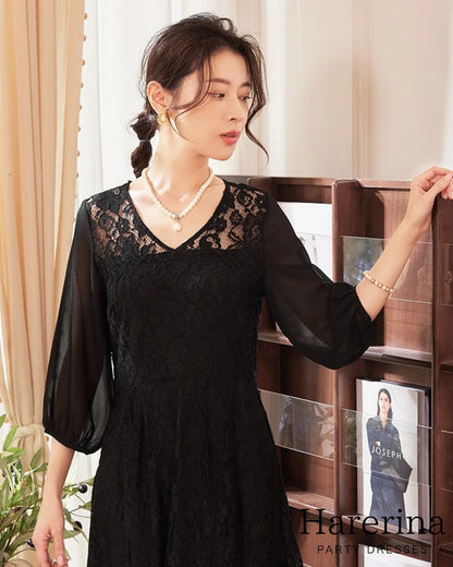 上品レース×シフォン袖ロングワンピースのブラックの胸元アップ写真。Vネックのレースデザインとふんわりしたシフォン袖の質感がわかる商品イメージ。
