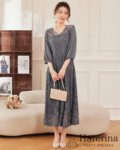 上品レース×シフォン袖ロングワンピースのダークグレーを着用した女性の全身正面写真。落ち着いた色味のレースとシフォン袖が上品に映える商品イメージ。
