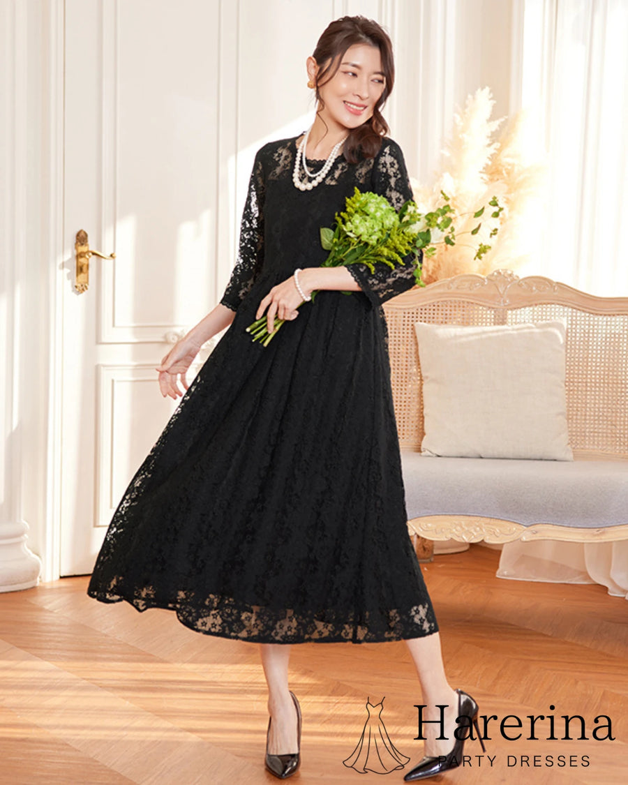 レース素材の七分袖フレアドレス、上品に広がるシルエットが映える全身スタイル
