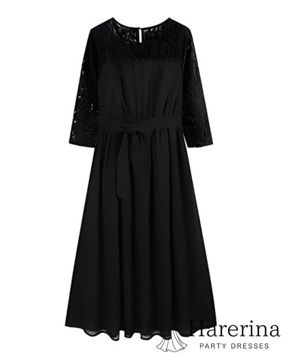 ブラックのレーススリーブ×ウエストリボン ロングワンピースを正面から撮影した単品商品画像。シンプルでフォーマルな雰囲気が伝わる構図。
