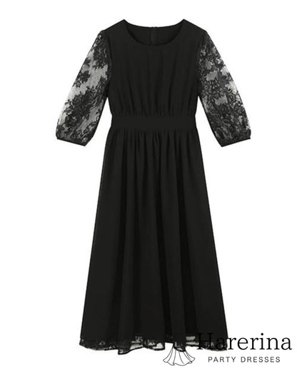 ブラックのレース袖プリーツワンピースの前面デザインが分かる商品単体画像
