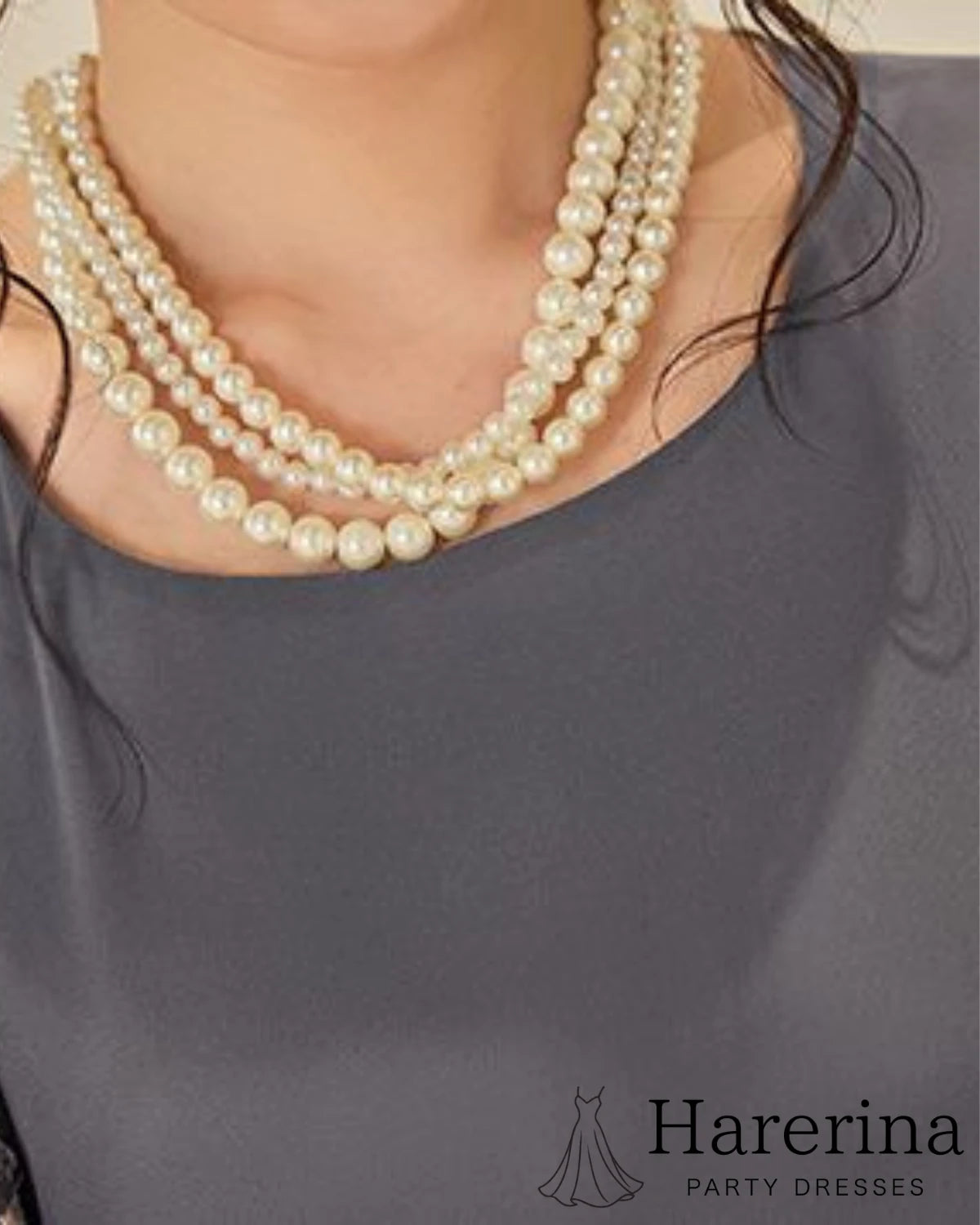 ダークグレーのワンピースに合わせた多連パールネックレスのアップ
