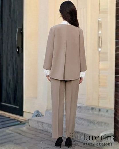 ブラウンのノーカラージャケット×パンツセットアップを着た女性モデルの後ろ姿。シンプルなシルエットが際立つスタイリング。
