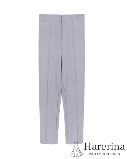 グレーのセットアップパンツの前面単品画像。すっきりとしたラインと軽やかな生地感が特徴のパンツスタイル。
