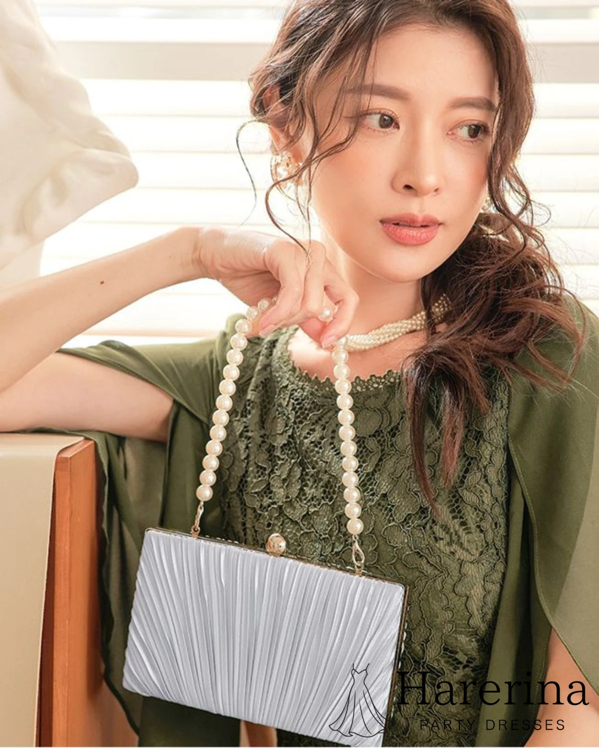 モデルがカーキドレスにシルバーのクラッチバッグを合わせた着用イメージ
