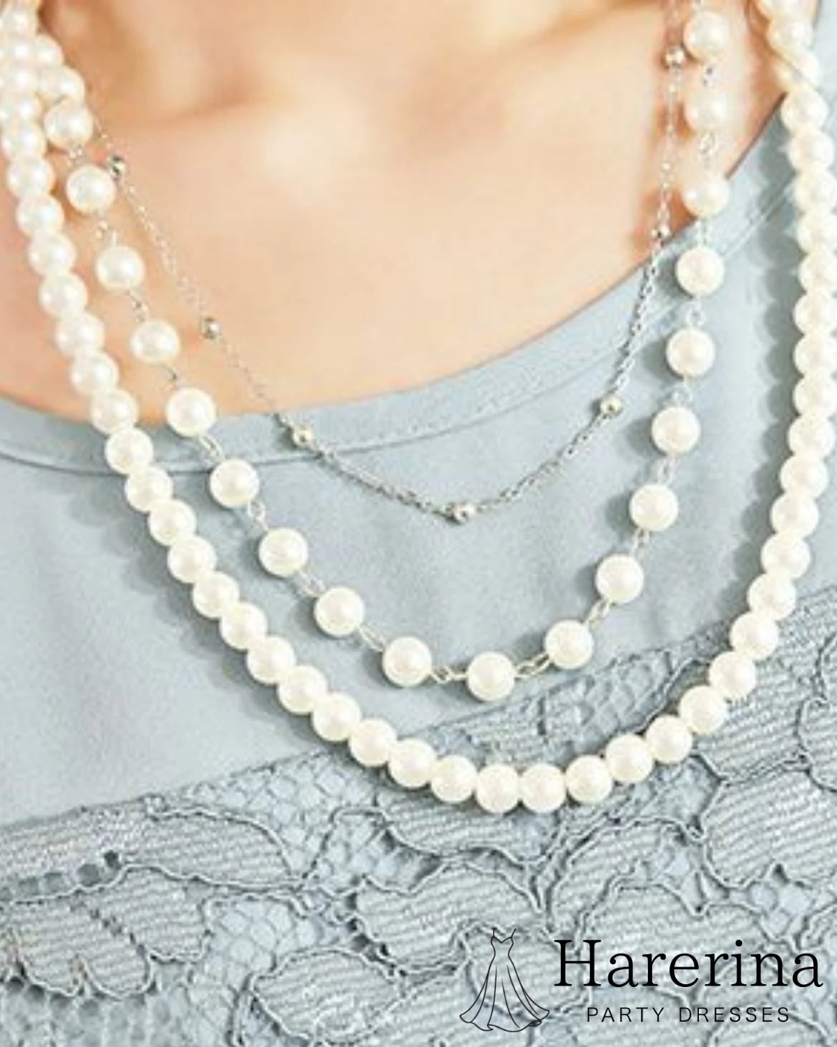 胸元を華やかに見せるシルバーのパールチェーンネックレス
