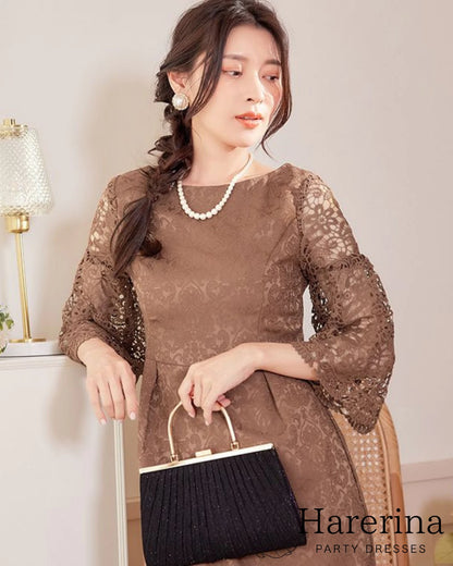 プリーツ×メタルハンドルの華やかパーティーバッグ ブラックをブラウン系ドレスと合わせた落ち着いたコーデ画像
