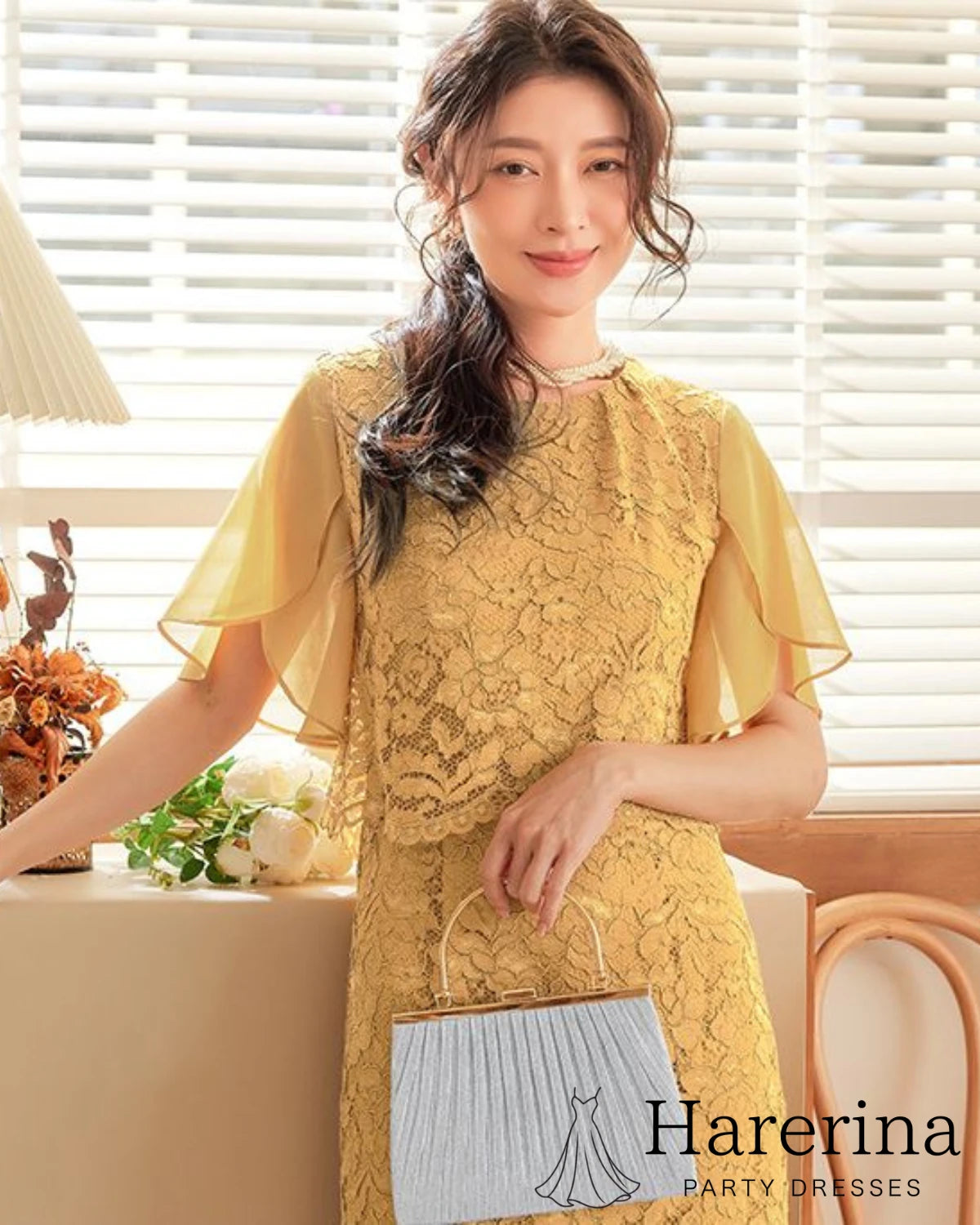 プリーツ×メタルハンドルの華やかパーティーバッグ シルバーをドレスコーデに合わせた全身コーディネート画像
