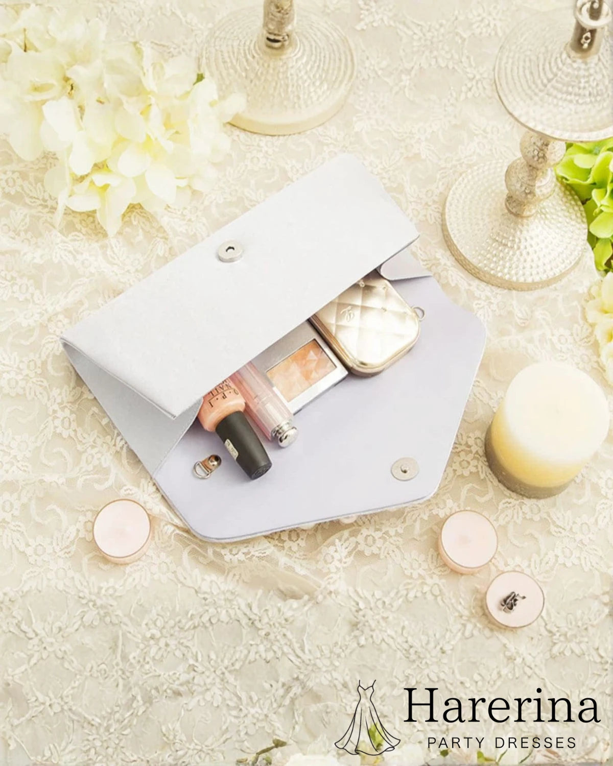 グレーのプリーツクラッチバッグを開き、中のコスメ類が見える写真
