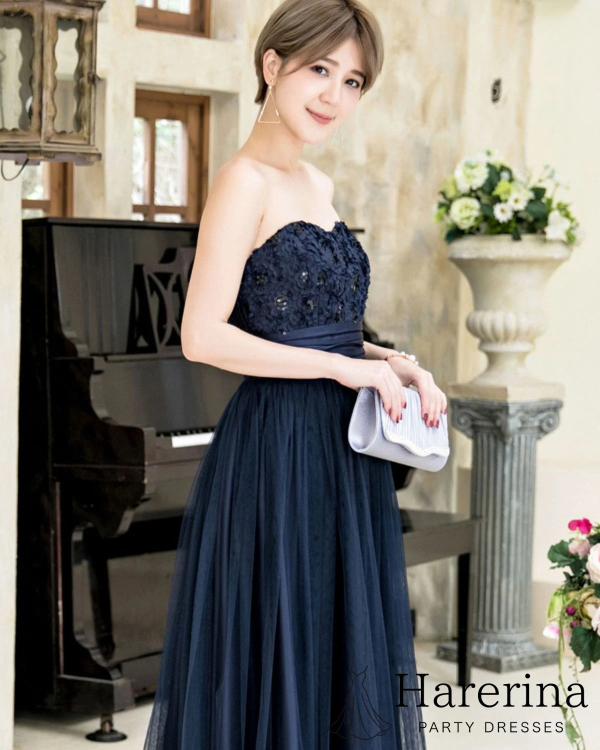 ダークブルーのサテン×スパンコール チュールロングドレスをサイドから写した上半身画像。
