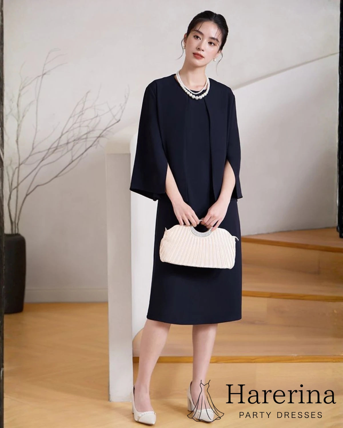 ネイビーのケープ風ジャケット付きノースリーブワンピースフォーマルセットを全身で着用したスタイル
