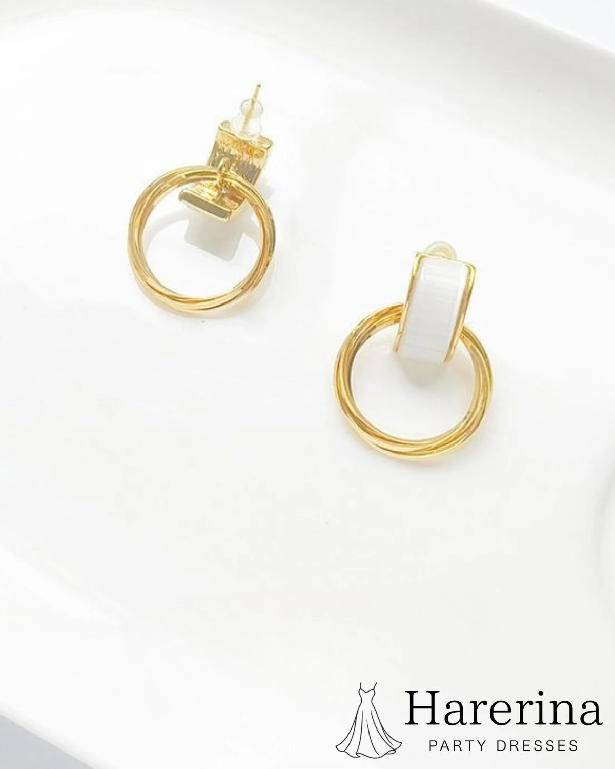背面から見たゴールドフープの重なりが美しいピアス
