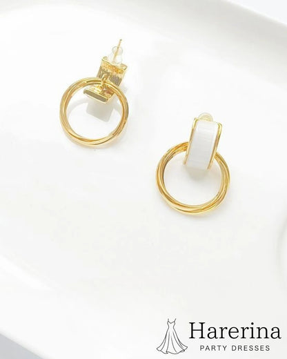 背面から見たゴールドフープの重なりが美しいピアス
