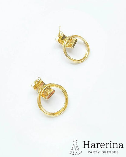 ミニマルな裏側デザインのホワイトパーツ×ゴールドフープピアス
